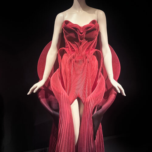 Red Mother dress: Το γλυπτό φόρεμα της Iris van Herpen για το Mother Mary